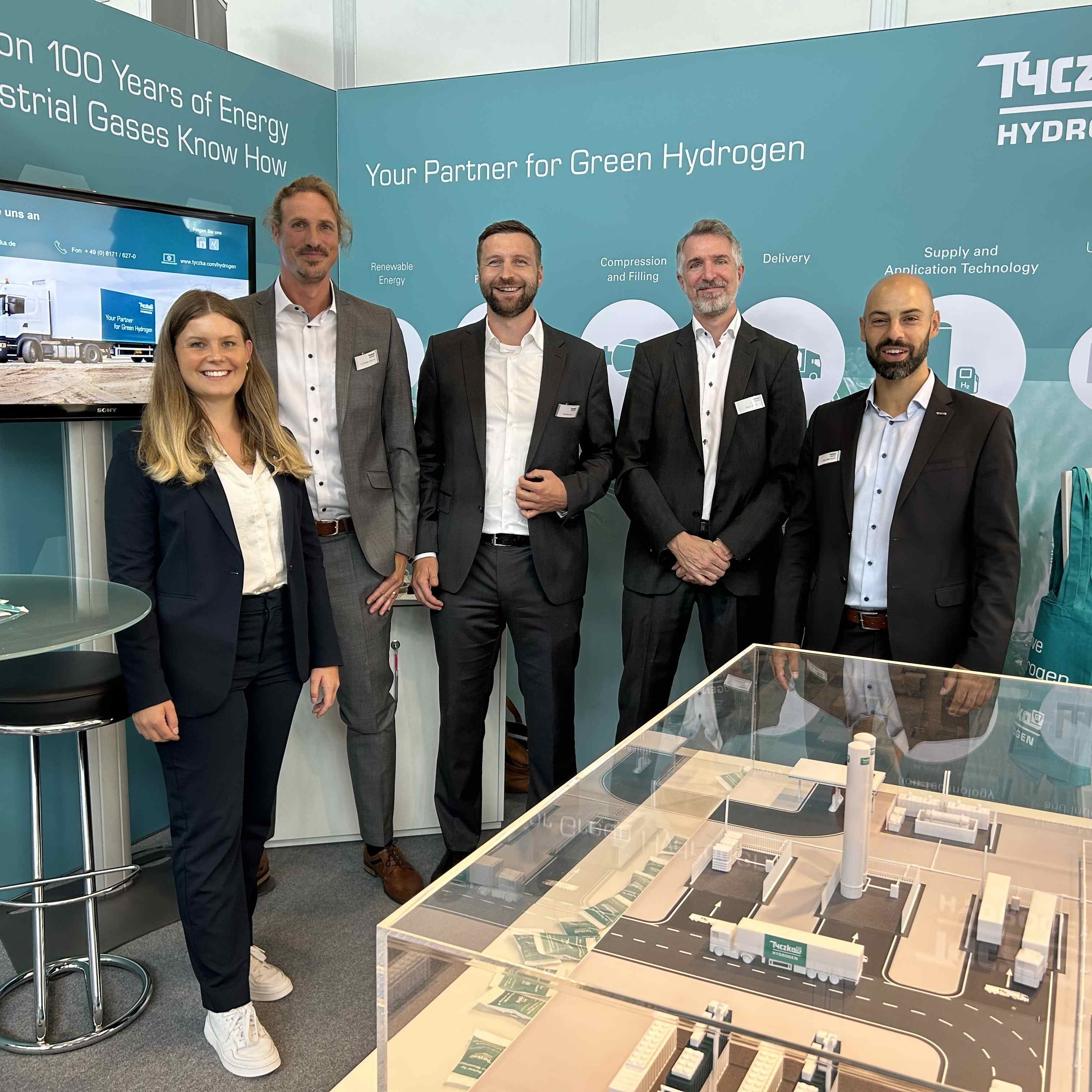 hy-fcell_Messe_Wasserstoff_3D-Modell_Tyczka_Hydrogen_1:1